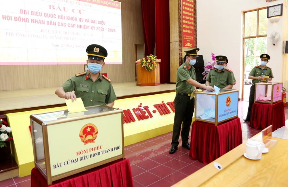 Lực lượng công an bỏ phiếu bầu cử tại phường Hồng Hà, TP Hạ Long, tỉnh Quảng Ninh.
